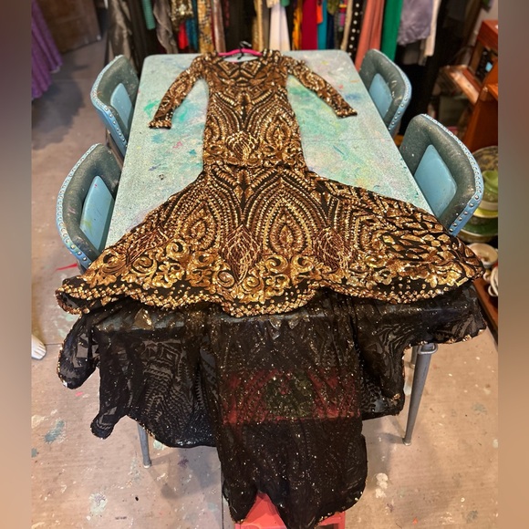 Black Mermaid Tail Gown - Picture 4 of 11